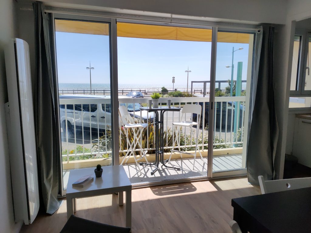 Spacieux appartement face mer avec wifi gratuit